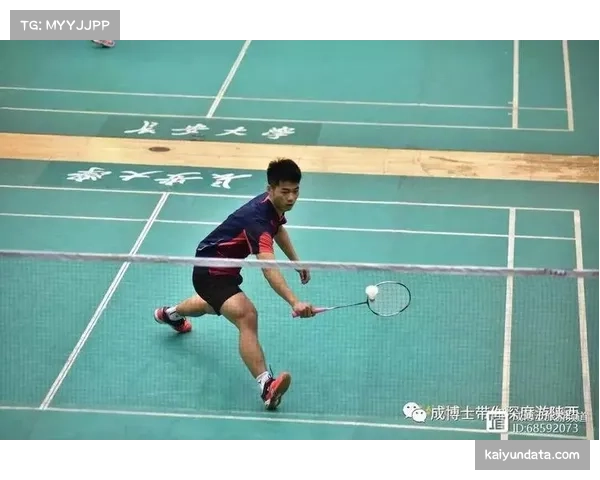 比赛用球被踢上看台，小球童迅速递上新球获称赞